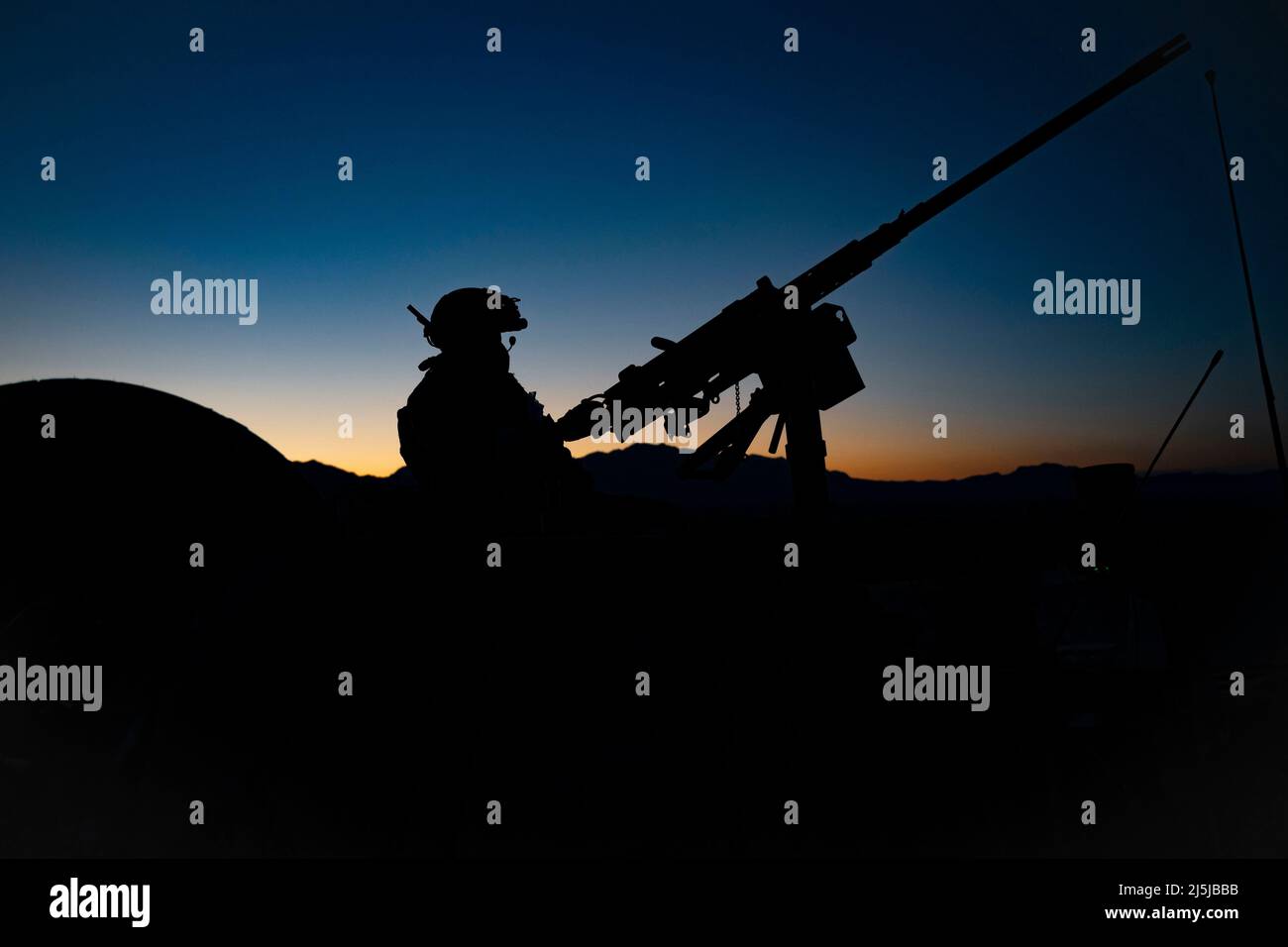 Nellis Air Force Base, USA. 13. April 2022. U.S. Army Green Berets von 1. Special Forces Group (Airborne) feuern während des Routinetrainings auf dem Nevada Test and Training Range auf der Nellis Air Force Base, Nevada, am 13. April 2022 ein Maschinengewehr vom Kaliber .50. Der SPF 1. (A) ist für den Einsatz und die Durchführung von neun doktrinären Missionen im gesamten Einsatzgebiet des Indo-Pacific Command vorgesehen. Quelle: U.S. Air Force/ZUMA Press Wire Service/ZUMAPRESS.com/Alamy Live News Stockfoto