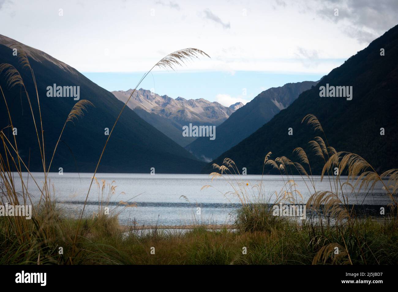 Berge am Kopf des Lake Rotoiti, Nelson Lakes National Park, South Island, Neuseeland Stockfoto