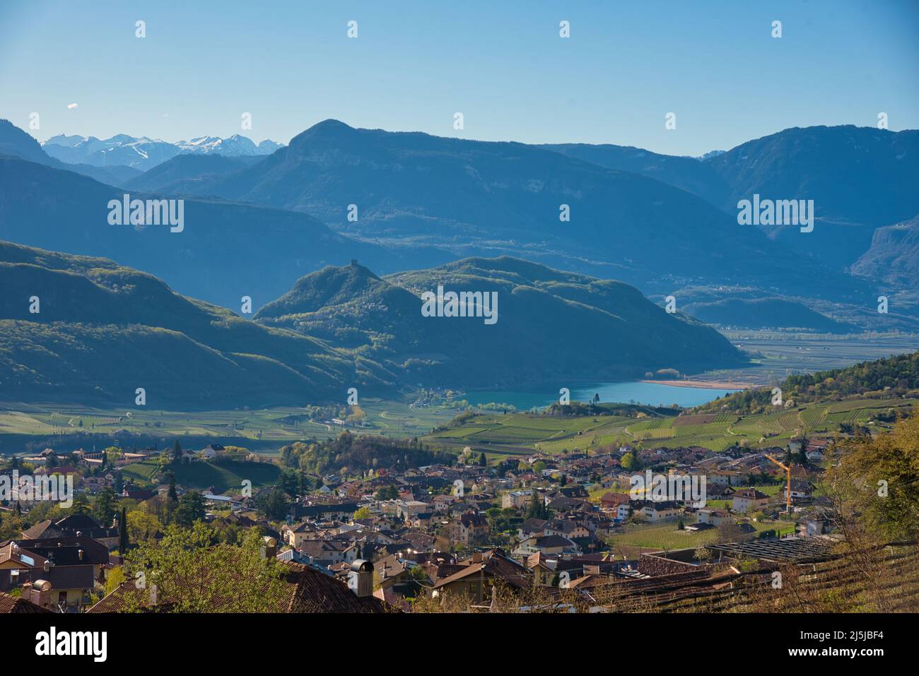 Blick auf den Kalterer See in Südtirol in Italien Stockfoto