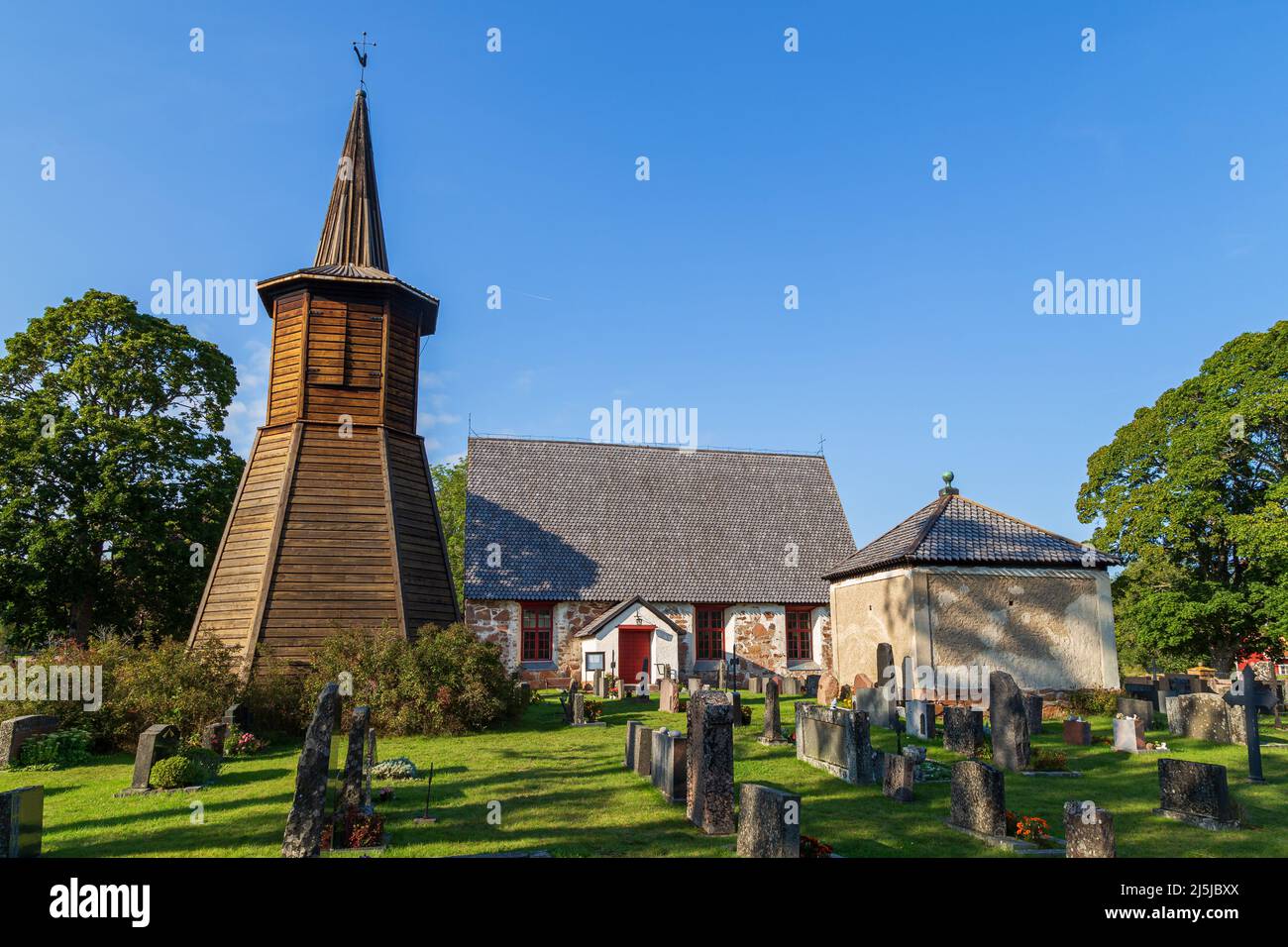 Geta Kirche (St. George's Chapel Church) und Friedhof in Geta, Åland Inseln, Finnland, an einem sonnigen Tag im Sommer. Stockfoto