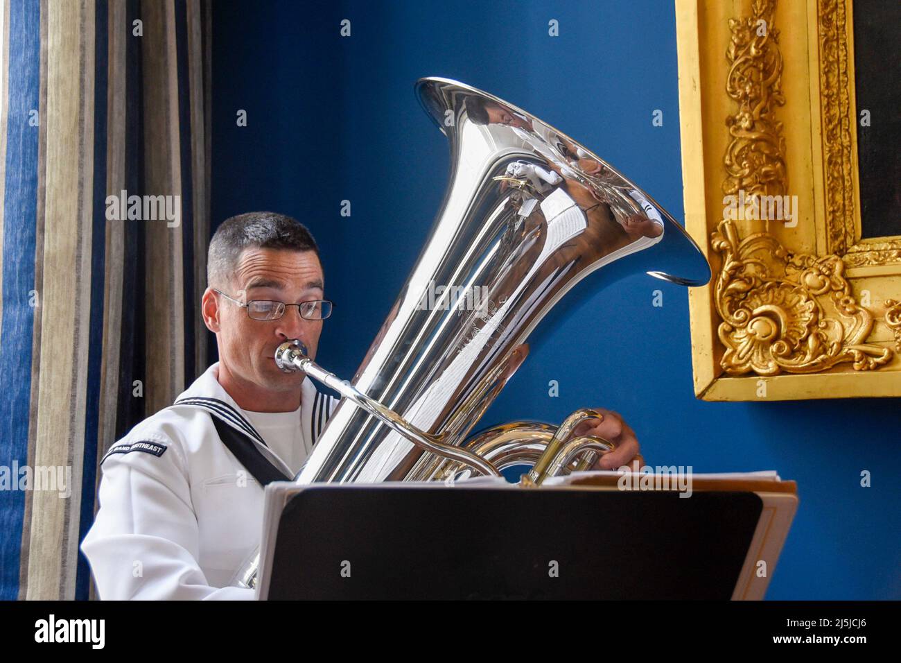 New Orleans, USA. 19. April 2022. Der Musiker 1. Class Alex Ivey spielt eine Tuba während einer Performance in der Gallier Hall im Rahmen der Navy Week New Orleans Feierlichkeiten. Die Navy Weeks sollen den Amerikanern zeigen, welche Investitionen sie in ihre Navy getätigt haben, und das Bewusstsein in Städten erhöhen, die keine nennenswerte Navy-Präsenz haben. Quelle: U.S. Navy/ZUMA Press Wire Service/ZUMAPRESS.com/Alamy Live News Stockfoto