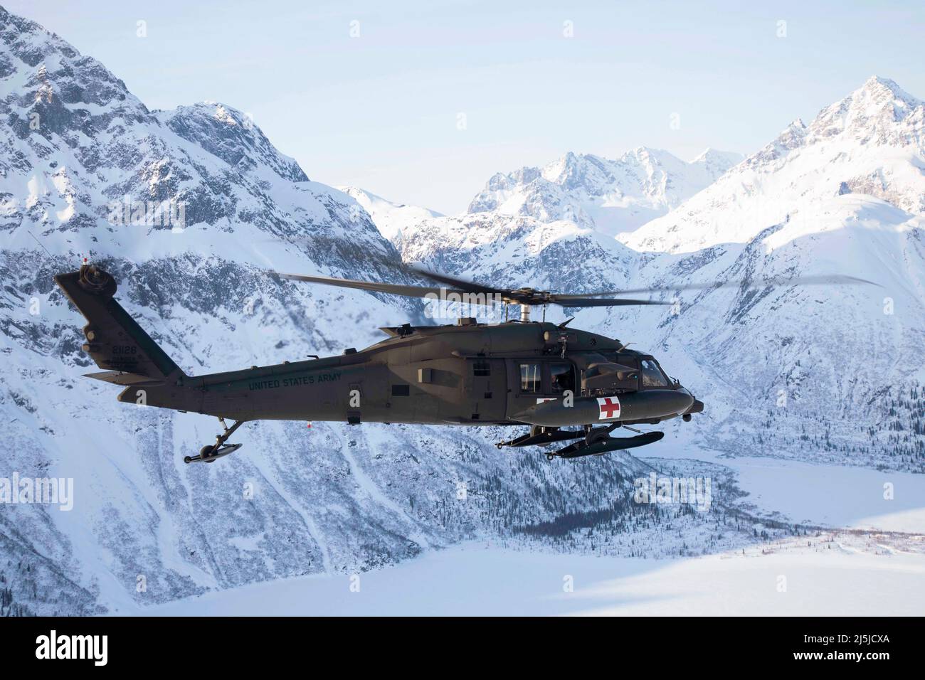 Bethel, USA. 11. April 2022. Mitglieder des 2-211. General Aviation Support Bataillons transportieren einen HH-60m Black Hawk Hubschrauber und einen UH-60L Black Hawk Hubschrauber von der Joint Base Elmendorf-Richardson am 11. April 2022 zu ihrer jährlichen Ausbildung in diesem Frühjahr nach Bethel. Kredit: U.S. Army/ZUMA Press Wire Service/ZUMAPRESS.com/Alamy Live Nachrichten Stockfoto