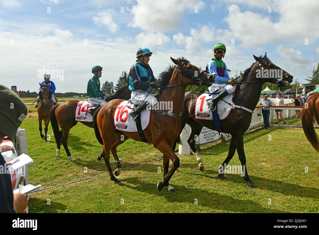 KUMARA, NEUSEELAND, 8. JANUAR 2022; Jockeys reiten nach einem Rennen beim Gold Nuggets Wettbewerb im Kumara mit ihren Reittieren zurück zum Siegerkreis Stockfoto