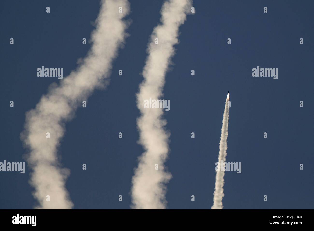 Dugway Proving Ground, USA. 6. April 2022. Raketen, die von einem U.S. Marine Corps abgefeuert wurden M142 High Mobility Artillery Rocket System zugewiesen an Kilo Battery, 2. Bataillon, 14. Marine Regiment, Marine Forces Reserve, fliegen durch den Himmel, nachdem ein HIMARS Rapid Insertion Training Event während des Waffen- und Taktiken Instructor Course durchgeführt wurde 2-22, Dugway Proving Ground, Utah, April 6, 2022. HIMARS Marines und Marine Aircrew trainieren routinemäßig, um HIMARS-Schnelleinfügemissionen durchzuführen, was die zweckmäßige und effiziente Durchführung der Mission erleichtert. (Bild: © U.S. Marines/ZUMA Press Wire Service/ZUM Stockfoto