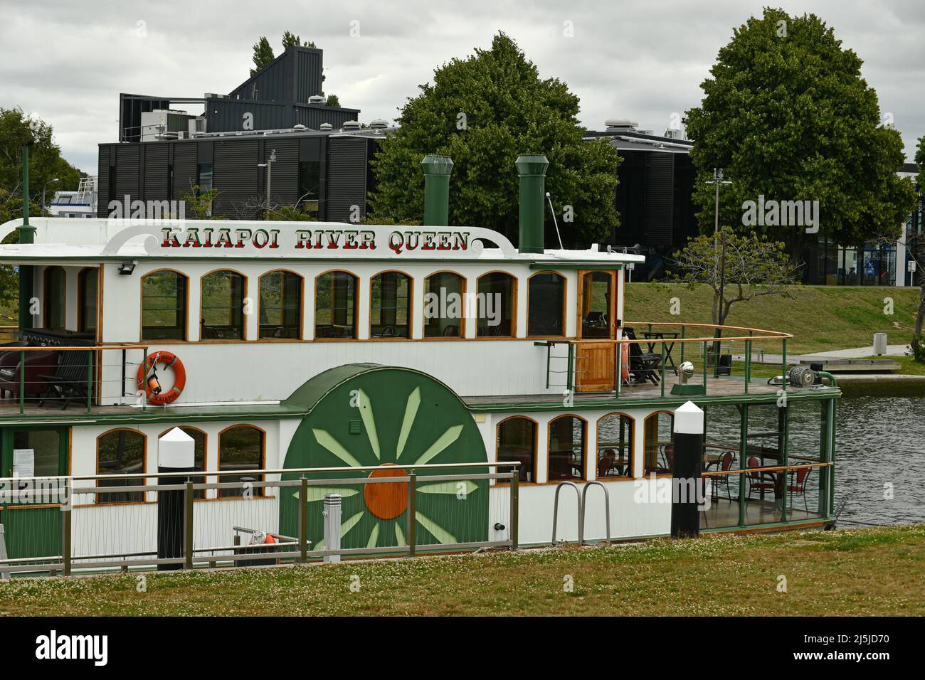 KAIAPOI, NEUSEELAND, 12. JANUAR 2022: Die Kaiapoi River Queen, eine Touristenattraktion und ein schwimmendes Restaurant, im Kaiapoi River Stockfoto