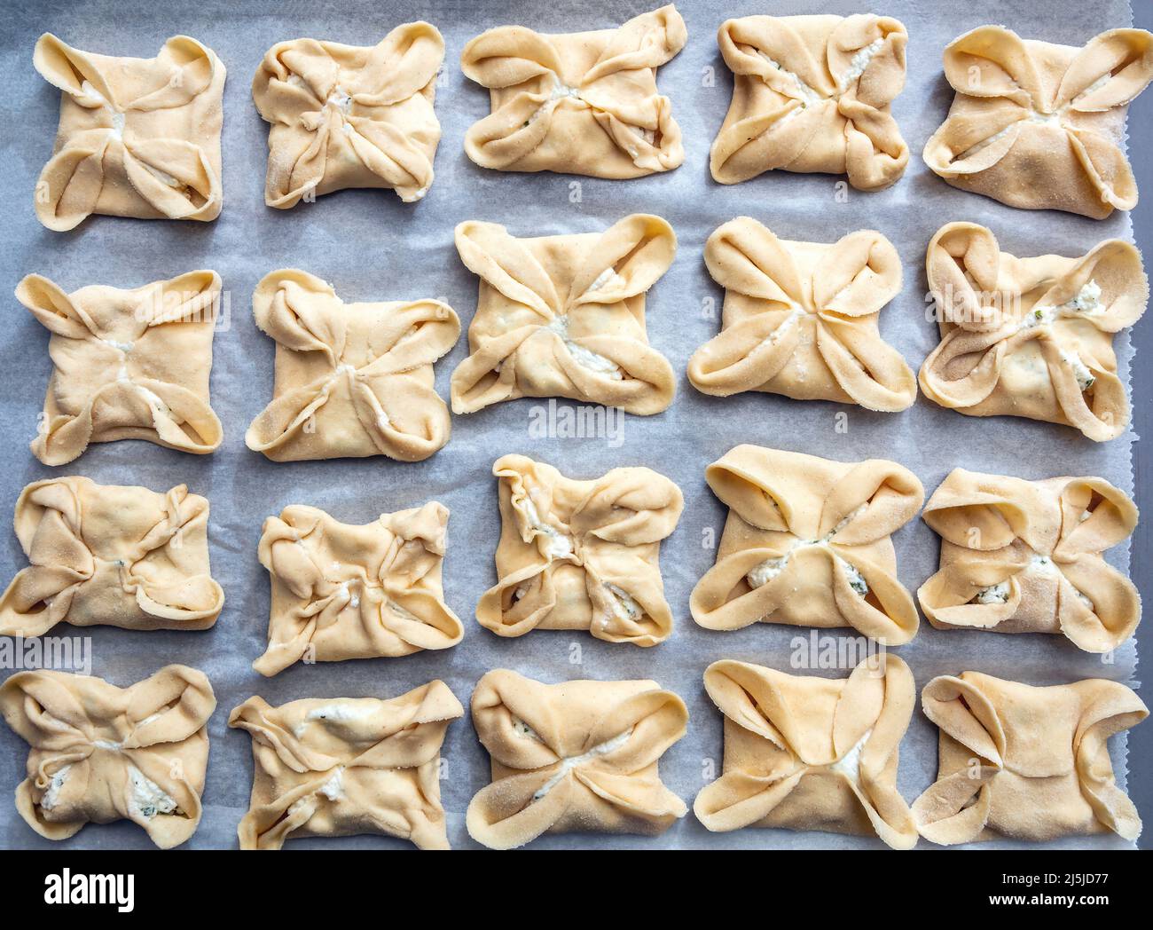 Kaltsounia Kretische hausgemachte Torten auf einer Backform, von oben gesehen. Kalitsounia traditionelle Kreta Insel Ostern Essen, Griechenland. Hochzeitsgeschenk salzig Stockfoto