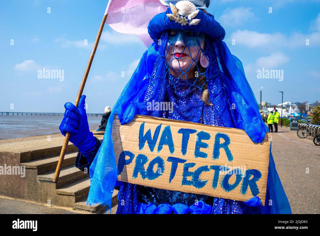 Extinction Rebellion Blue Rebel Marine Protestant protestiert in Southend on Sea, Essex, Großbritannien, gegen die Abwasserentsorgung in die Themse-Mündung Stockfoto