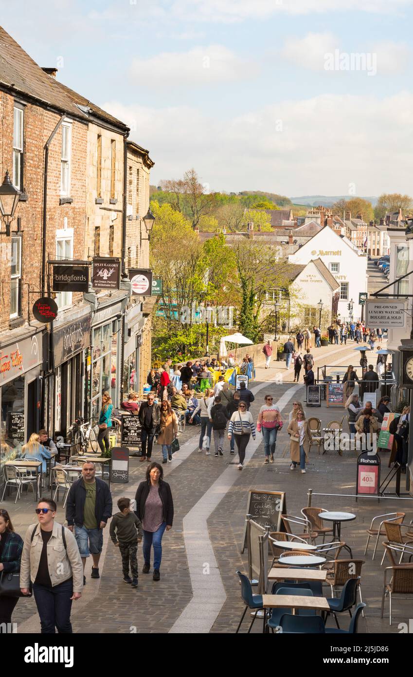 Menschen, die draußen sitzen und spazieren gehen, Elvet Bridge, Durham City, Co. Durham. England, Großbritannien Stockfoto