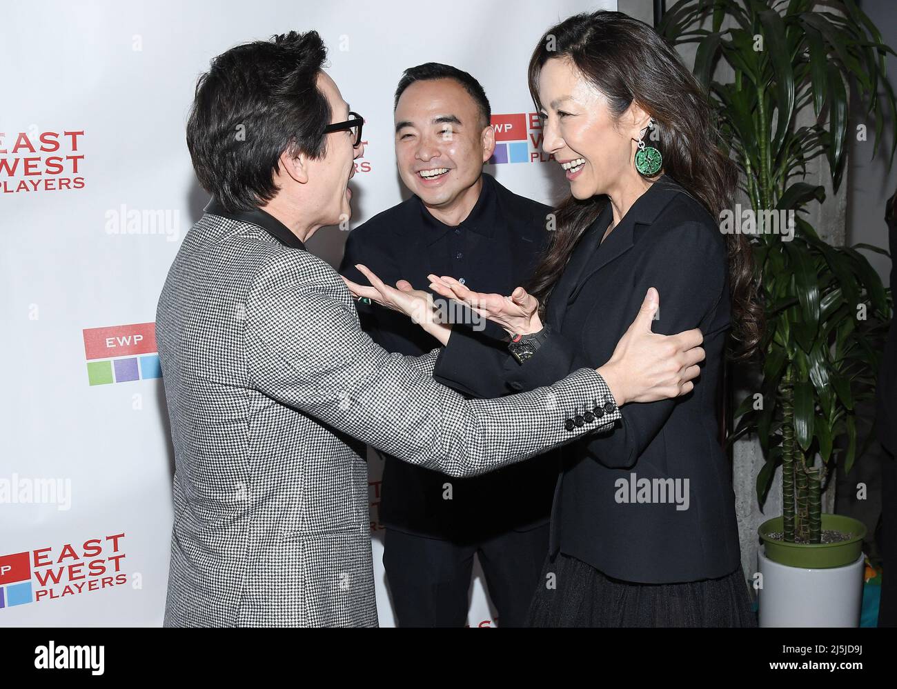 Los Angeles, USA. 23. April 2022. (L-R) Ke Huy Quan, US-AMERIKANISCHER PRODUZENT Melvin Mar und Michelle Yeoh bei den East West Players 56. Anniversary Visionary Awards, die am Samstag, dem 23. April 2022, im City Market Social House in Los Angeles, CA, verliehen wurden. (Foto: Sthanlee B. Mirador/Sipa USA) Quelle: SIPA USA/Alamy Live News Stockfoto