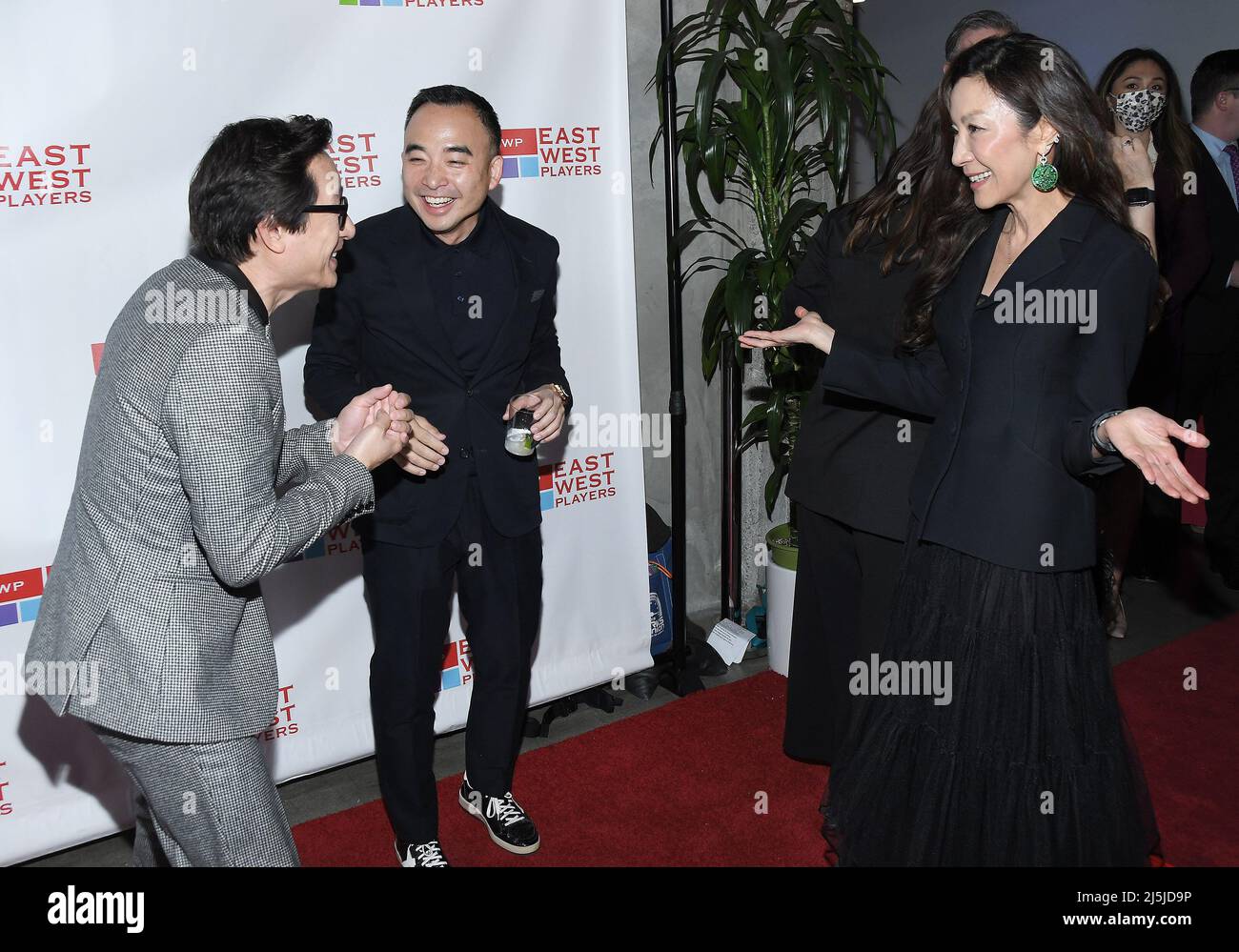 Los Angeles, USA. 23. April 2022. (L-R) Ke Huy Quan, US-AMERIKANISCHER PRODUZENT Melvin Mar und Michelle Yeoh bei den East West Players 56. Anniversary Visionary Awards, die am Samstag, dem 23. April 2022, im City Market Social House in Los Angeles, CA, verliehen wurden. (Foto: Sthanlee B. Mirador/Sipa USA) Quelle: SIPA USA/Alamy Live News Stockfoto