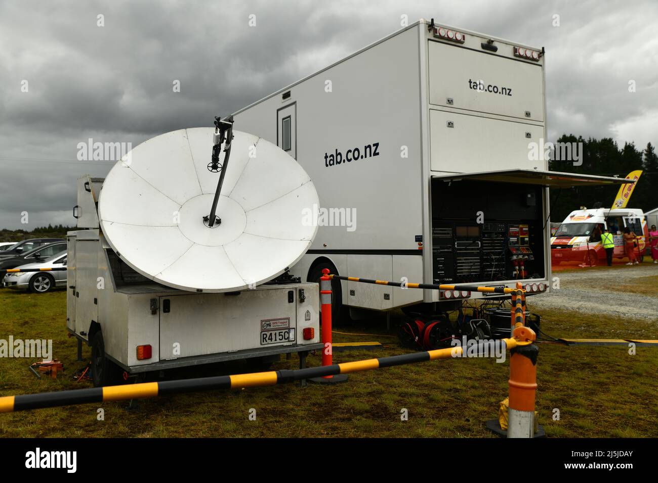 KUMARA, NEUSEELAND, 8. JANUAR 2022; Satellitengeräte übertragen die Rennen, die beim Gold Nuggets-Wettbewerb auf der Kumara Race Track im Januar stattfinden Stockfoto
