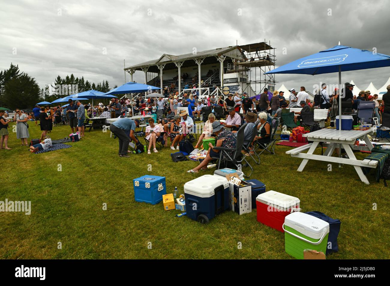 KUMARA, NEUSEELAND, 8. JANUAR 2022; Rennfahrer genießen ihren Tag beim Gold Nuggets Wettbewerb auf der Kumara Race Track, 8. Januar 2022 . Stockfoto