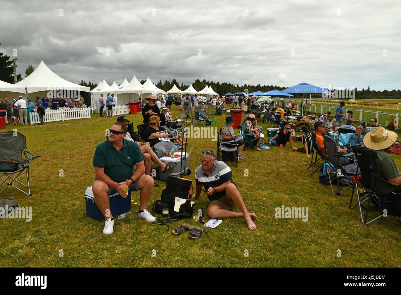 KUMARA, NEUSEELAND, 8. JANUAR 2022; Rennfahrer genießen ihren Tag beim Modewettbewerb beim Gold Nuggets-Wettbewerb beim Kumara Race Stockfoto
