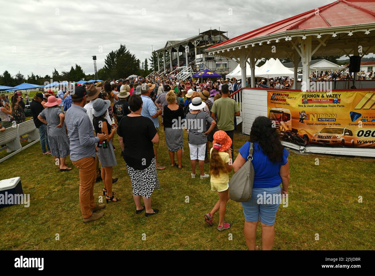 KUMARA, NEUSEELAND, 8. JANUAR 2022; Rennfahrer genießen ihren Tag beim Modewettbewerb beim Gold Nuggets-Wettbewerb beim Kumara Race Stockfoto