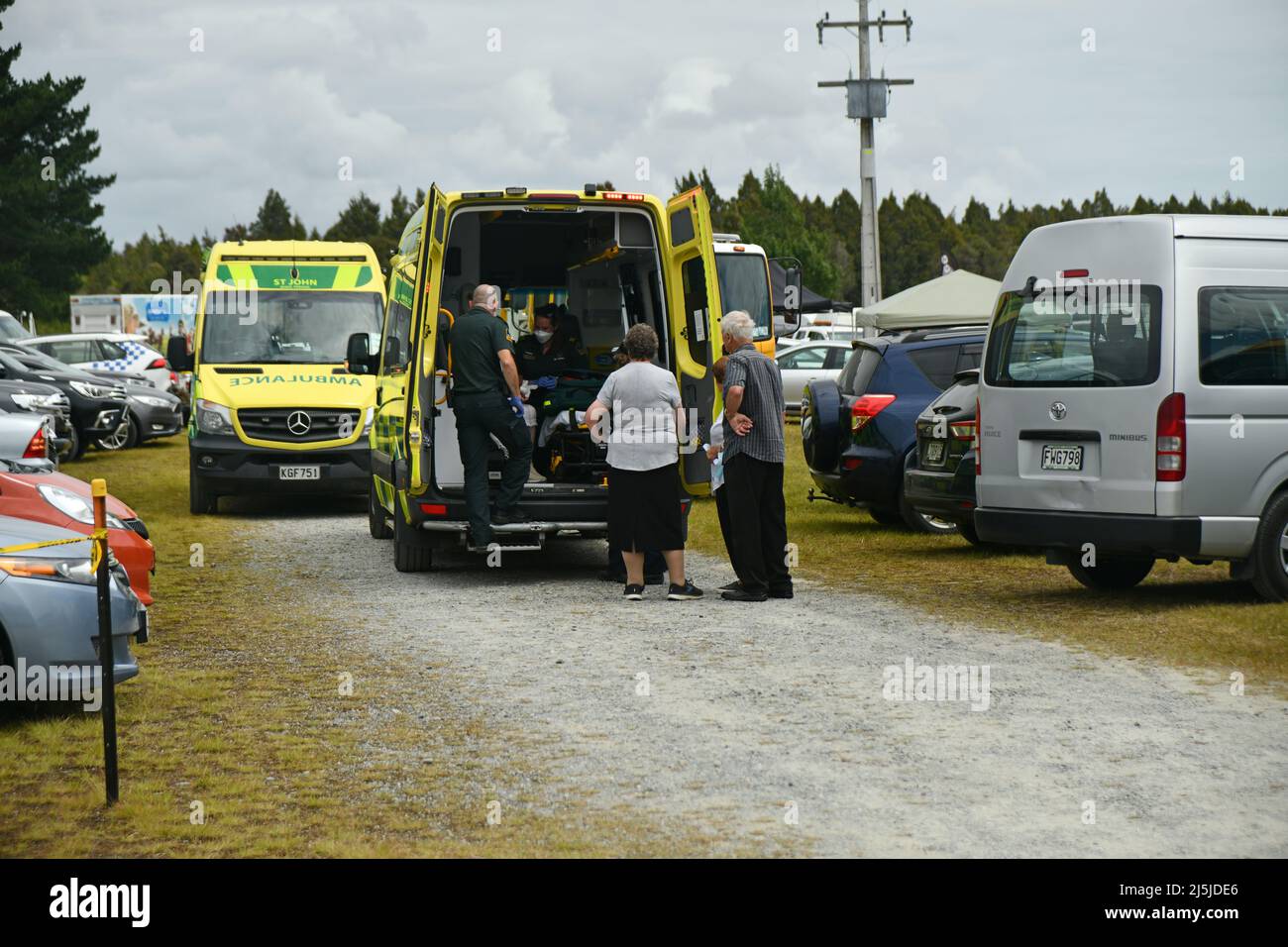 KUMARA, NEUSEELAND, 8. JANUAR 2022; Krankenwagenpersonal nimmt am Gold Nuggets Wettbewerb auf der Kumara Race Track am 8. Januar 202 an einem Patienten Teil Stockfoto