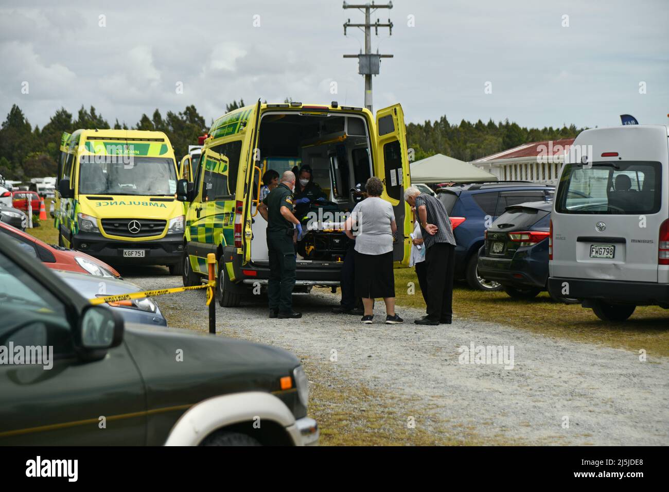 KUMARA, NEUSEELAND, 8. JANUAR 2022; Krankenwagenpersonal nimmt am Gold Nuggets Wettbewerb auf der Kumara Race Track am 8. Januar 202 an einem Patienten Teil Stockfoto