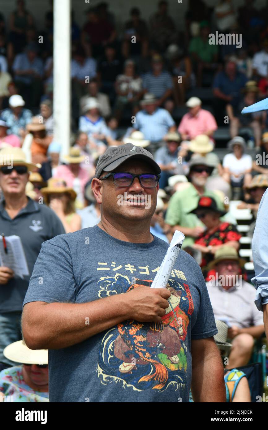 KUMARA, NEUSEELAND, 8. JANUAR 2022; ein Rennfahrer wackelt die Aktion mit Interesse beim Gold Nuggets Wettbewerb auf der Kumara Race Track, 8. Januar, Stockfoto