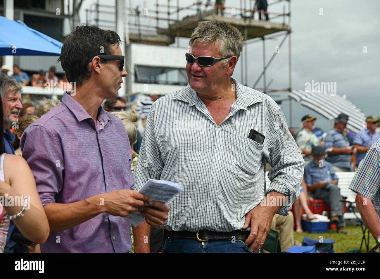 KUMARA, NEUSEELAND, 8. JANUAR 2022; Rennfahrer genießen ihren Tag beim Gold Nuggets Wettbewerb auf der Kumara Race Track, 8. Januar 2022 . Stockfoto