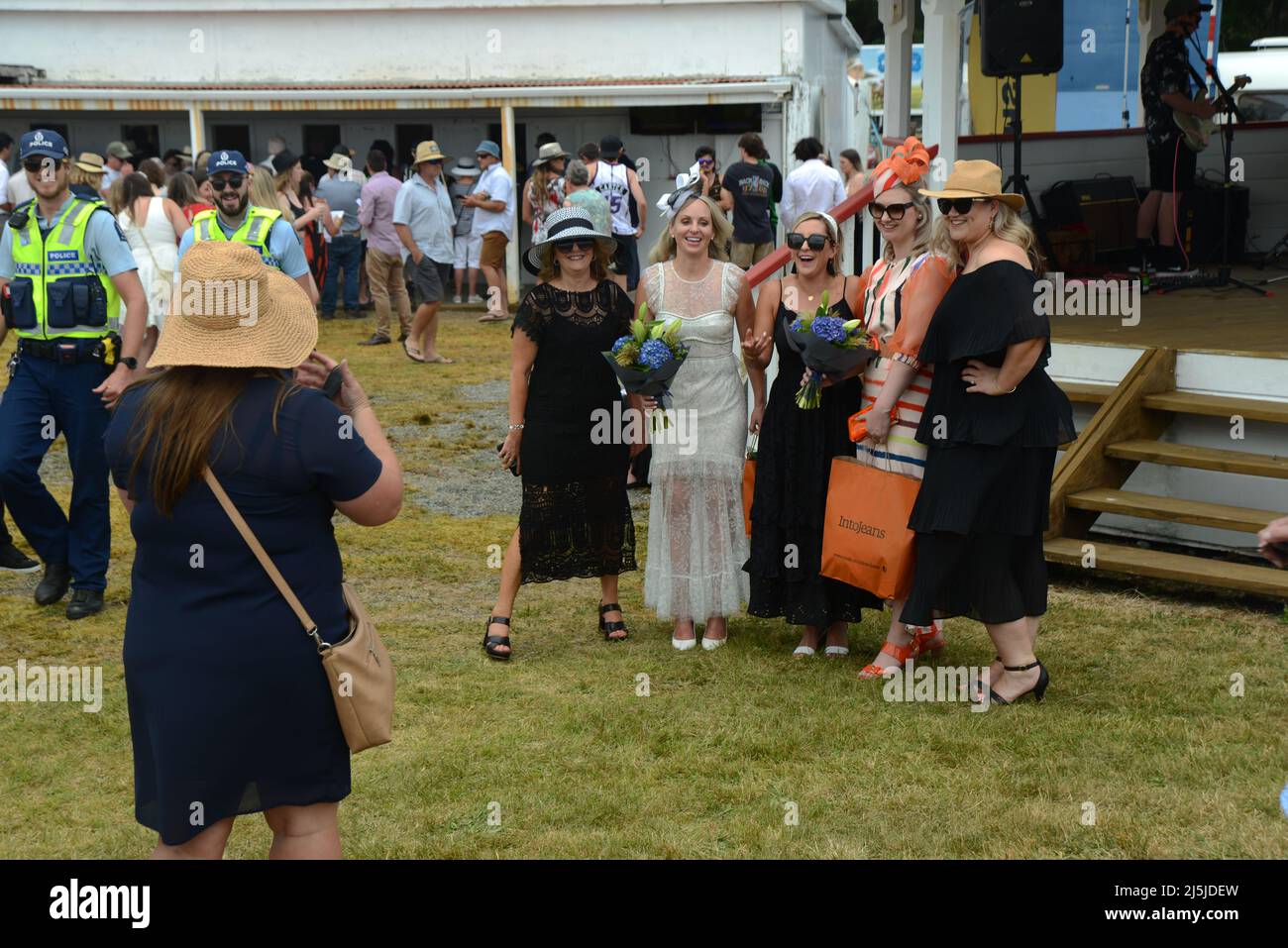 KUMARA, NEUSEELAND, 8. JANUAR 2022; Eine Gruppe von Damen steht am 8. Januar 2022 beim Gold Nuggets Wettbewerb auf der Kumara Race Track für ein Foto an. Stockfoto