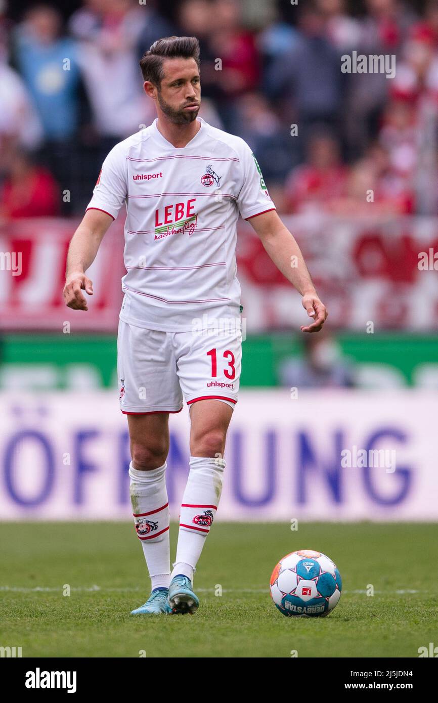 Köln, Deutschland. 23. April 2022. Fußball: Bundesliga, 1. FC Köln - Arminia Bielefeld, Matchday 31, RheinEnergieStadion. Der Kölner Mark Uth reagiert während des Spiels. Quelle: Marius Becker/dpa - WICHTIGER HINWEIS: Gemäß den Anforderungen der DFL Deutsche Fußball Liga und des DFB Deutscher Fußball-Bund ist es untersagt, im Stadion und/oder vom Spiel aufgenommene Fotos in Form von Sequenzbildern und/oder videoähnlichen Fotoserien zu verwenden oder zu verwenden./dpa/Alamy Live News Stockfoto