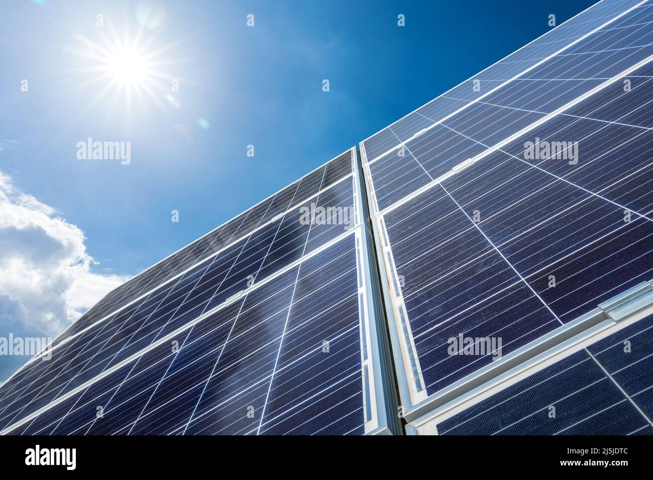 Sonnenkollektoren und blauer Himmel mit Sonne. Konzept Für Erneuerbare Energien. Stockfoto