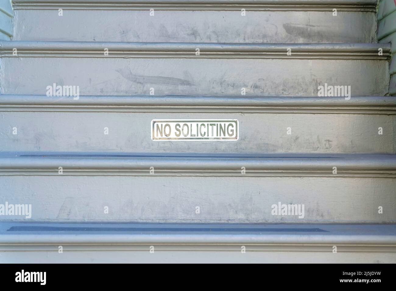 Kein Hinweisschild an der Steigleitung einer Außentreppe in San Francisco, Kalifornien. Nahaufnahme einer Holztreppe mit grauer Farbe und Beschilderung. Stockfoto