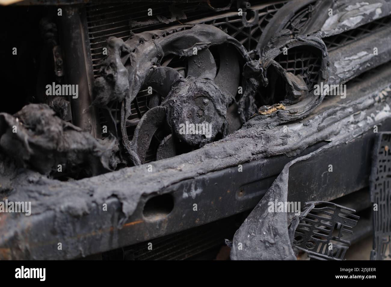 Verbranntes Auto nach Unfall oder Kurzschluss der Fahrzeugverkabelung Stockfoto