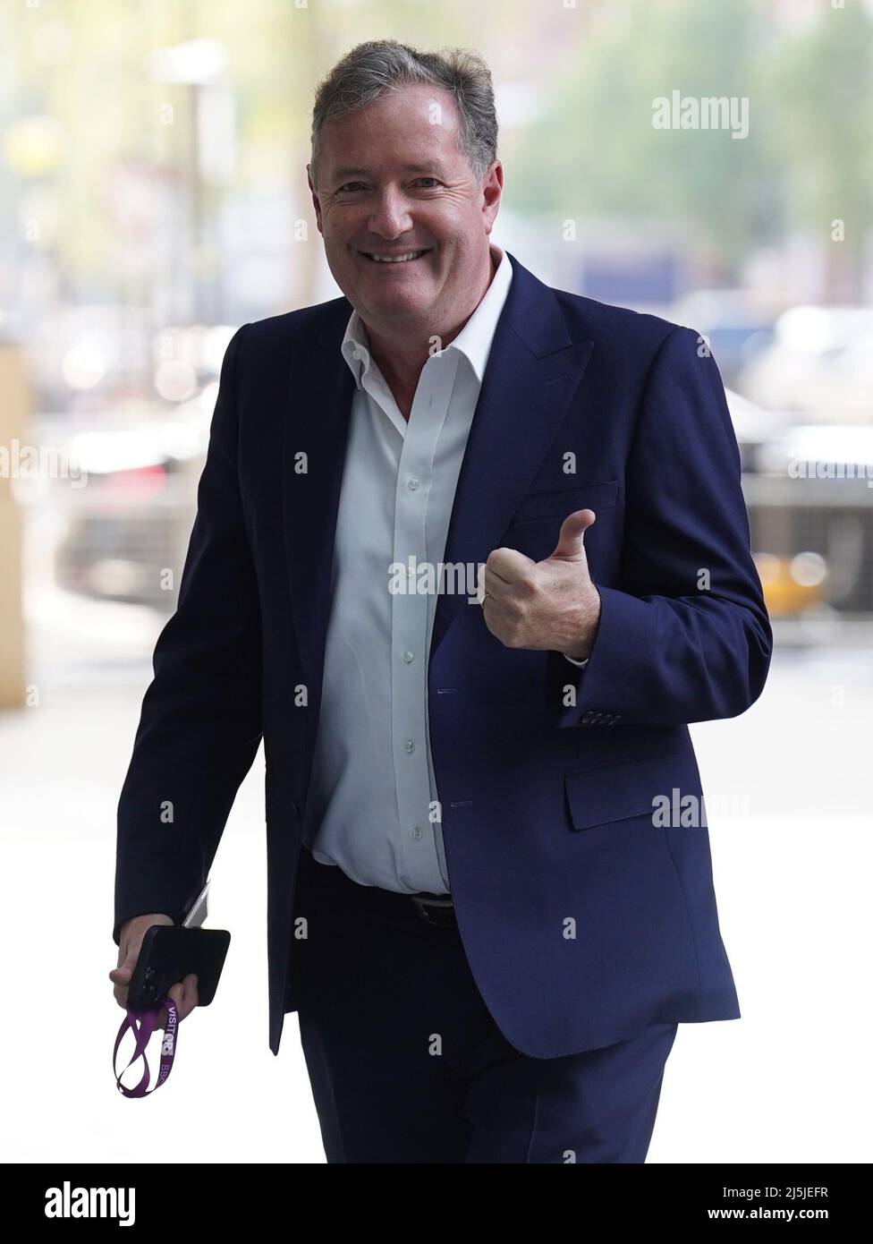 Piers Morgan kommt am Sonntagmorgen im BBC Broadcasting House in London an, um im BBC One-Programm für aktuelle Angelegenheiten zu erscheinen, das von Sophie Raworth moderiert wird. Bilddatum: Sonntag, 24. April 2022. Stockfoto