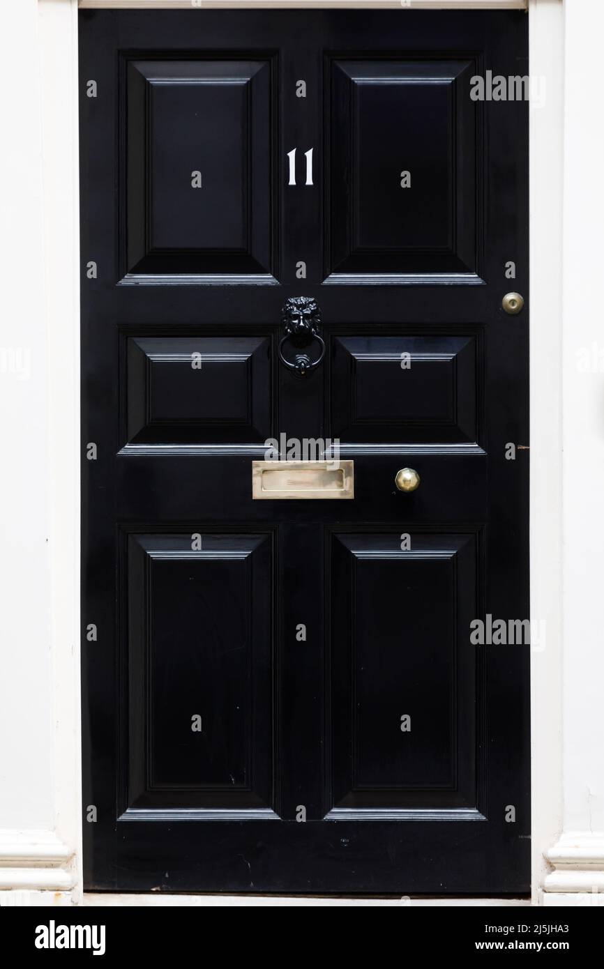 Die berühmte schwarze Tür in der Downing Street Nr. 11, traditionell die Heimat des Schatzkanzlers, Westminster, London, Großbritannien Stockfoto
