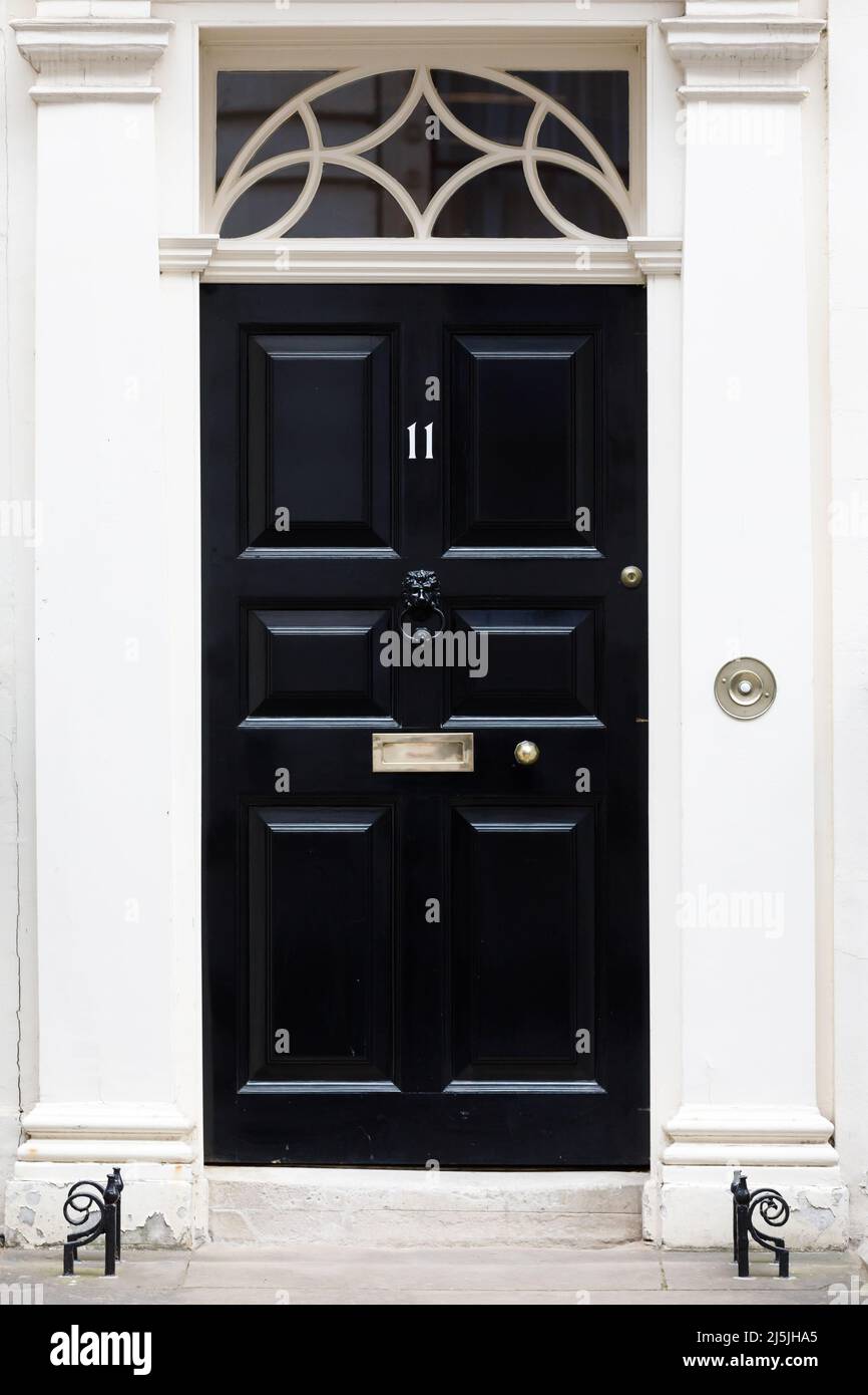 Die berühmte schwarze Tür in der Downing Street Nr. 11, traditionell die Heimat des Schatzkanzlers, Westminster, London, Großbritannien Stockfoto