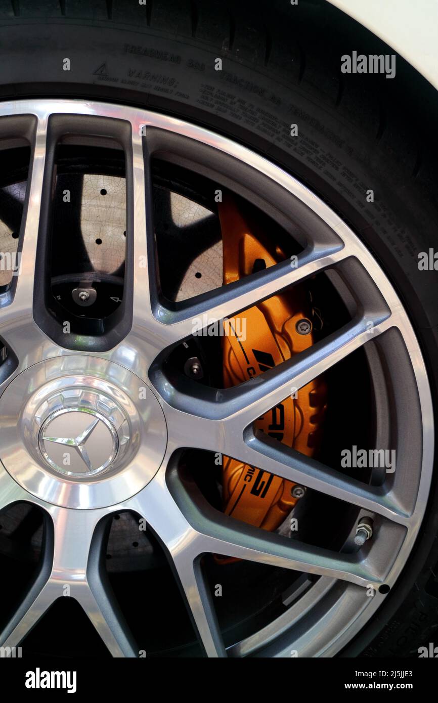 Schicke goldene Bremsbeläge auf Mercedes Benz Stockfoto