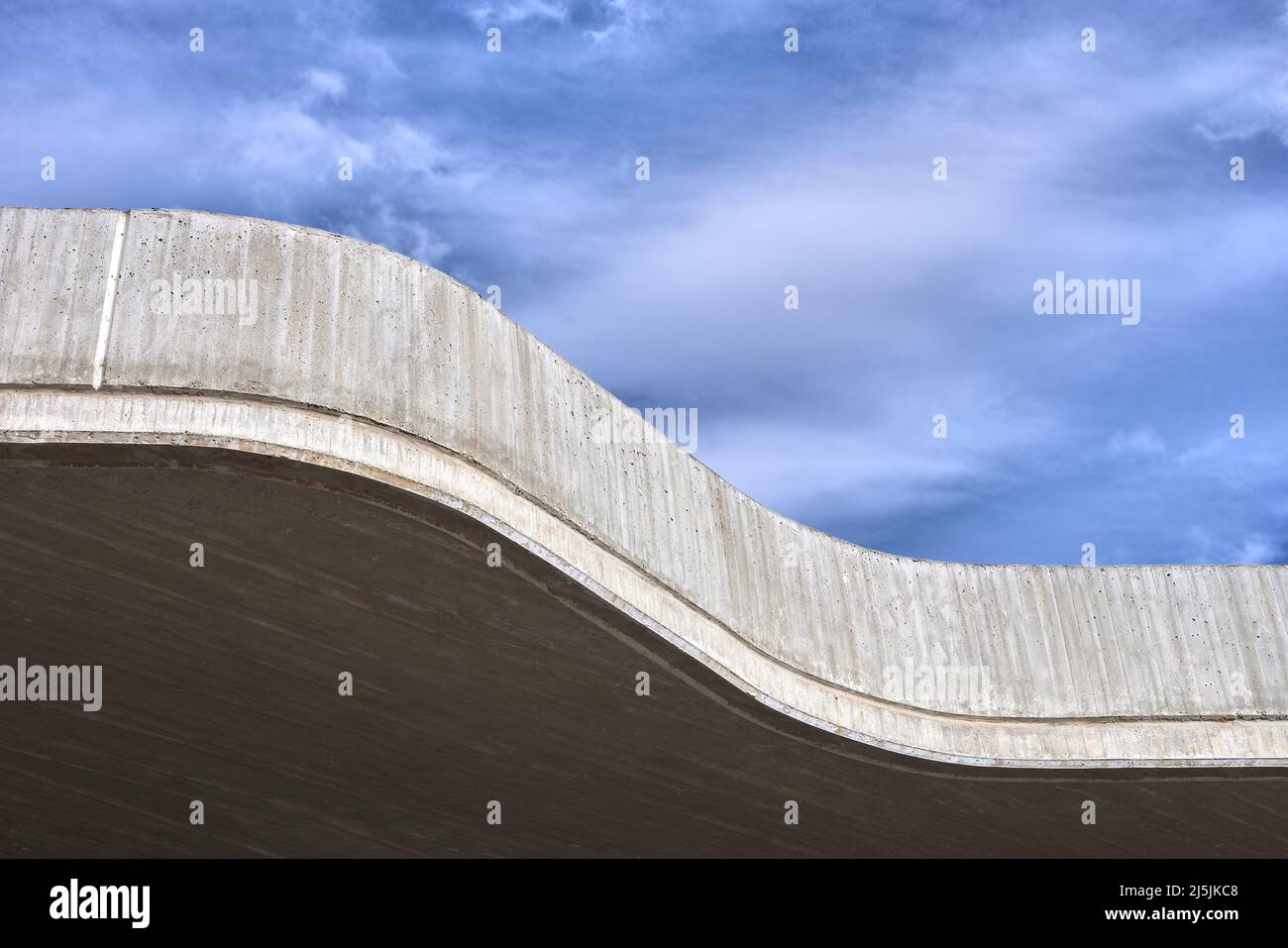 Detail des Daches eines modernen Betongebäudes mit blauem Himmel im Hintergrund Stockfoto