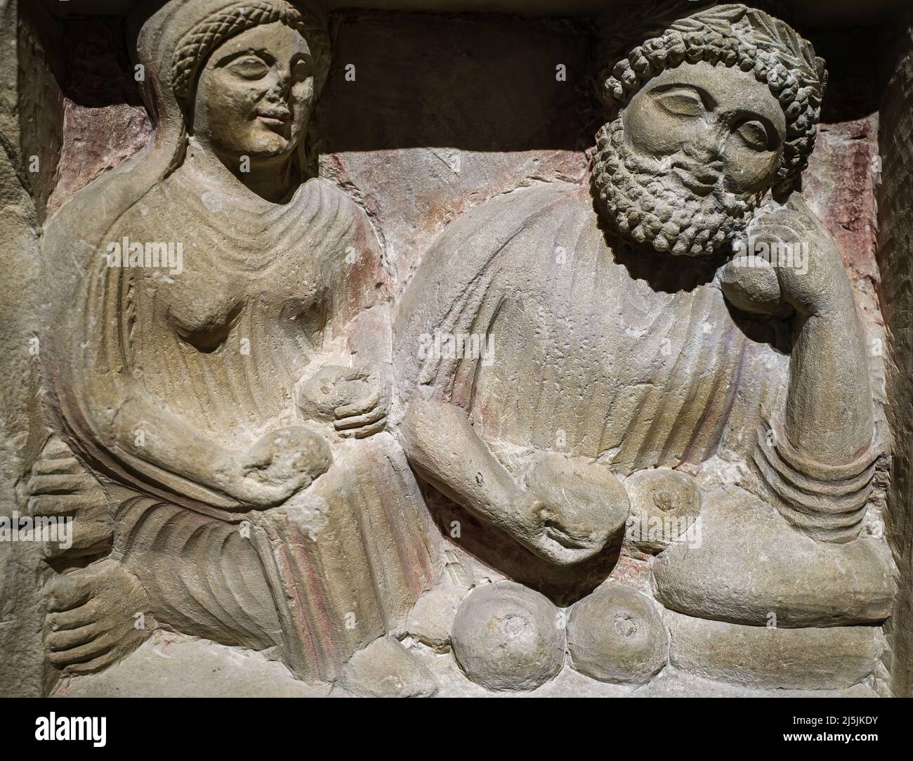Eine alte Szene aus dem Leben des alten Zypern. Eine Frau und ein Mann essen die Früchte. Cipro-Attic 500 B.C. Foto in hoher Qualität Stockfoto