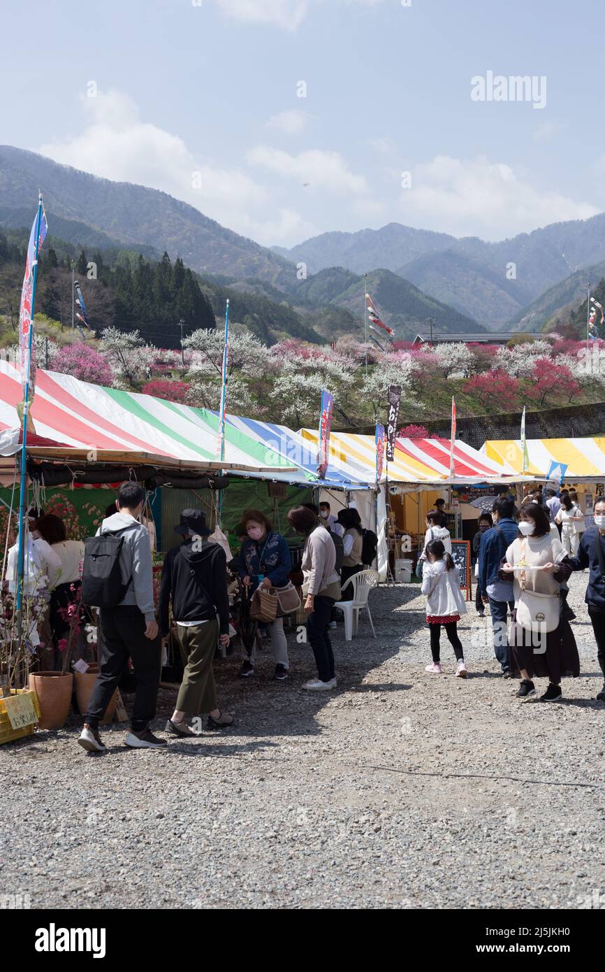 achi Village, nagano, japan, 2022/23/04 , Street Food steht im Achi-mura Village in Nagano. Es ist einer der besten Orte, um Pfirsichblüten zu sehen. Achi Stockfoto