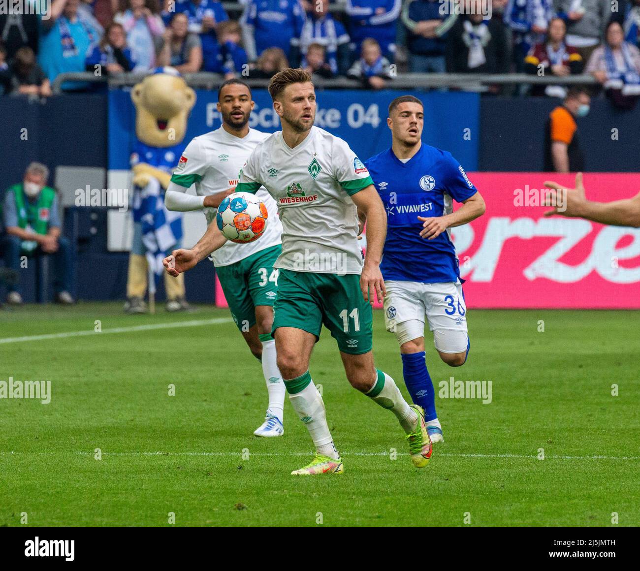 Sport, Fußball, 2. Bundesliga, 2021/2022, FC Schalke 04 gegen SV Werder Bremen 1-4, Veltins Arena Gelsenkirchen, Spielort, f.l.t.r. Jean Manuel MBOM (Bremen), Niclas Fuellkrug (Bremen), Blendi Idrizi (S04), die DFL-VORSCHRIFTEN VERBIETEN DIE VERWENDUNG VON FOTOGRAFIEN ALS BILDSEQUENZEN UND/ODER QUASI-VIDEO Stockfoto