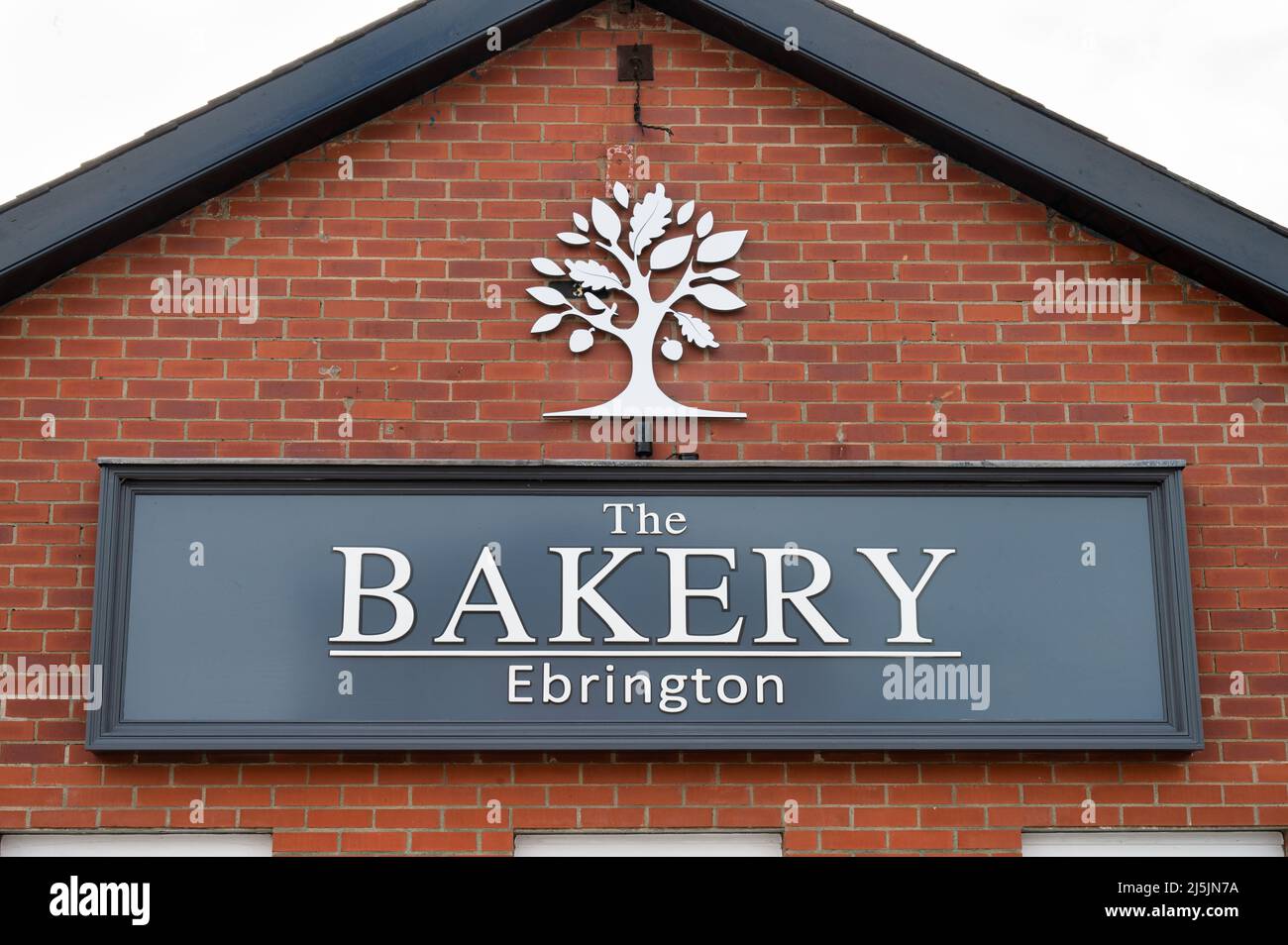 Derry, Großbritannien - 13. April 2022: Das Schild für die Bäckerei in Ebrington in Derry Stockfoto