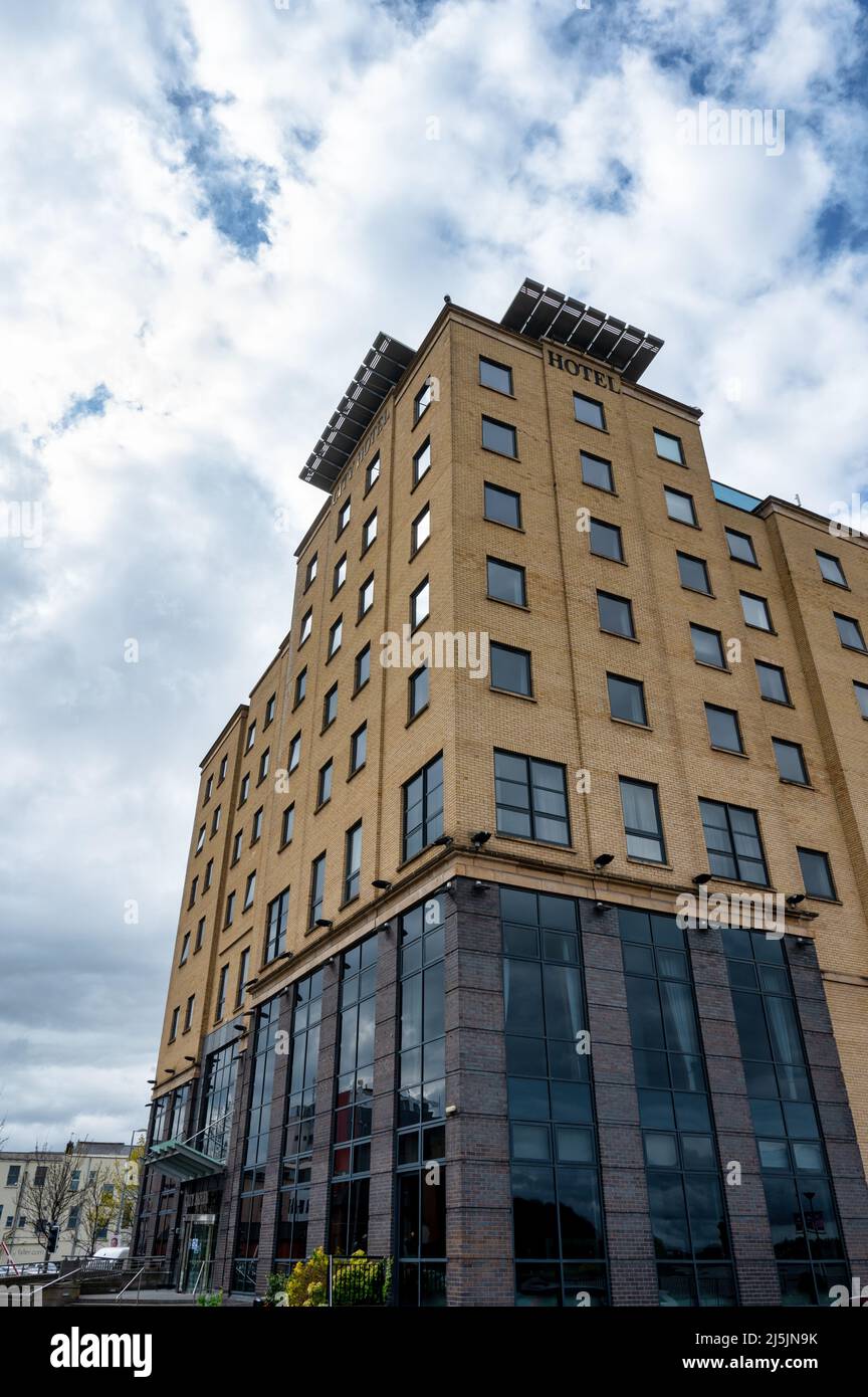 Derry, Großbritannien - 13. April 2022: Das City Hotel in Derry, Nordirland Stockfoto