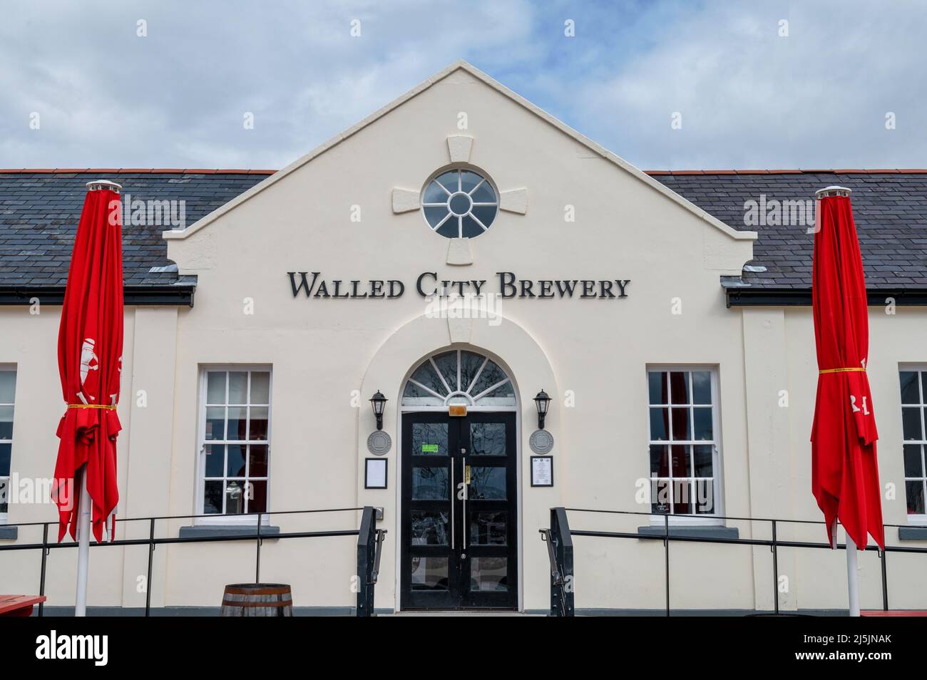 Derry, Großbritannien - 13. April 2022: Die Walled City Brewery am Ebrington Square in Derry Stockfoto