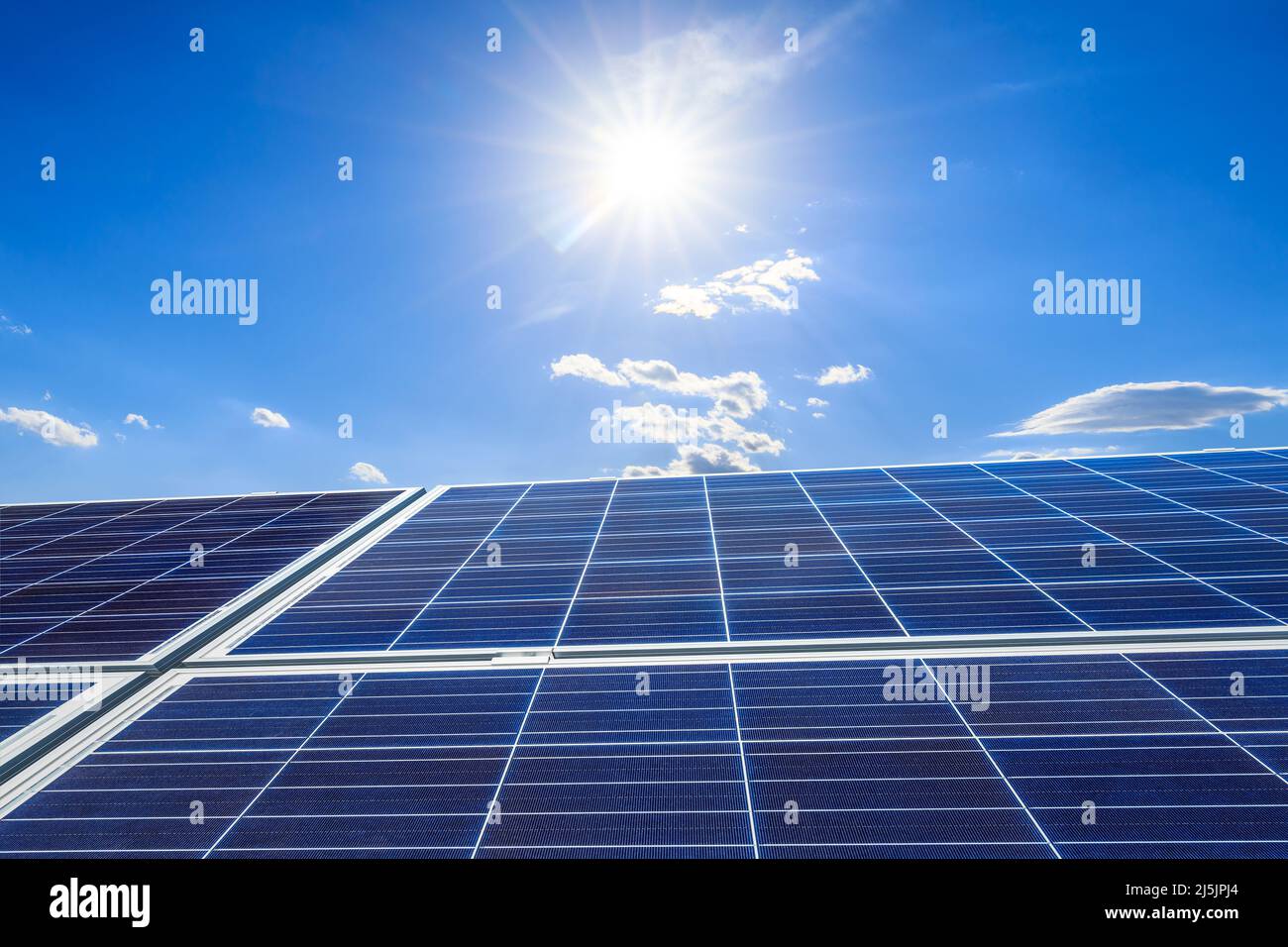 Sonnenkollektoren und blauer Himmel mit Sonne. Konzept Für Erneuerbare Energien. Stockfoto
