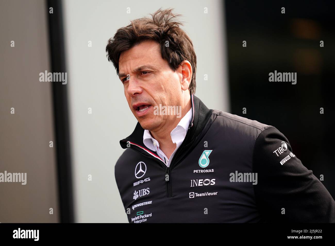 Mercedes-Teamprincipal Toto Wolff trifft auf der Rennstrecke für den Renntag des Grand Prix der Emilia Romagna auf der Rennstrecke Autodromo Internazionale Enzo e Dino Ferrari in Italien, besser bekannt als Imola, ein. Bilddatum: Sonntag, 24. April 2022. Stockfoto