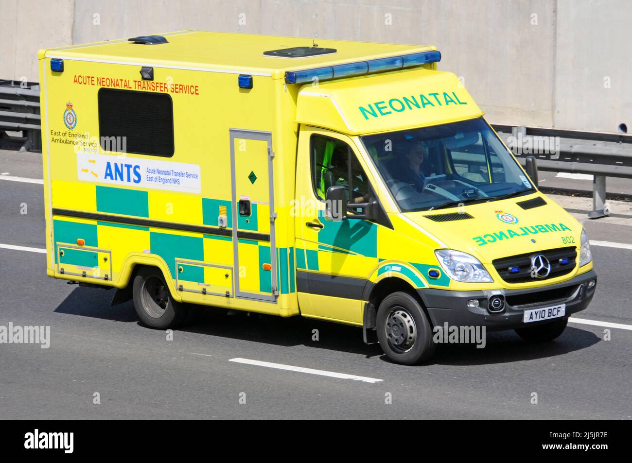 Seite & Vorderansicht Mercedes National Health Service NHS Trust East of England Ambulance eine Crew des Notfalldienstes für Neugeborene, die auf der britischen Autobahn unterwegs ist Stockfoto