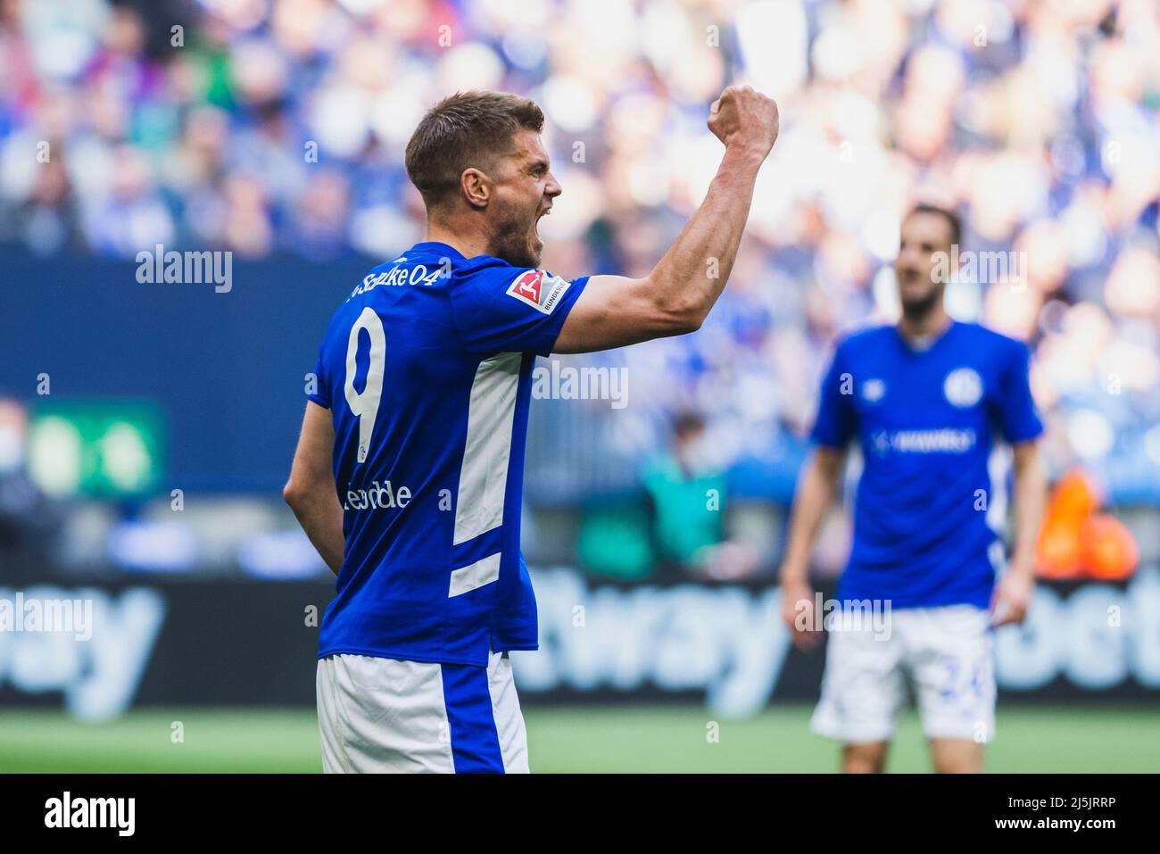 Gelsenkirchen, Veltins-Arena, 23.04.22: Simon Terodde (Schalke) jubelt im Spiel der 2.Bundesliga FC Schalke 04 gegen SV Werder Bremen. Foto: pressefoto Stockfoto