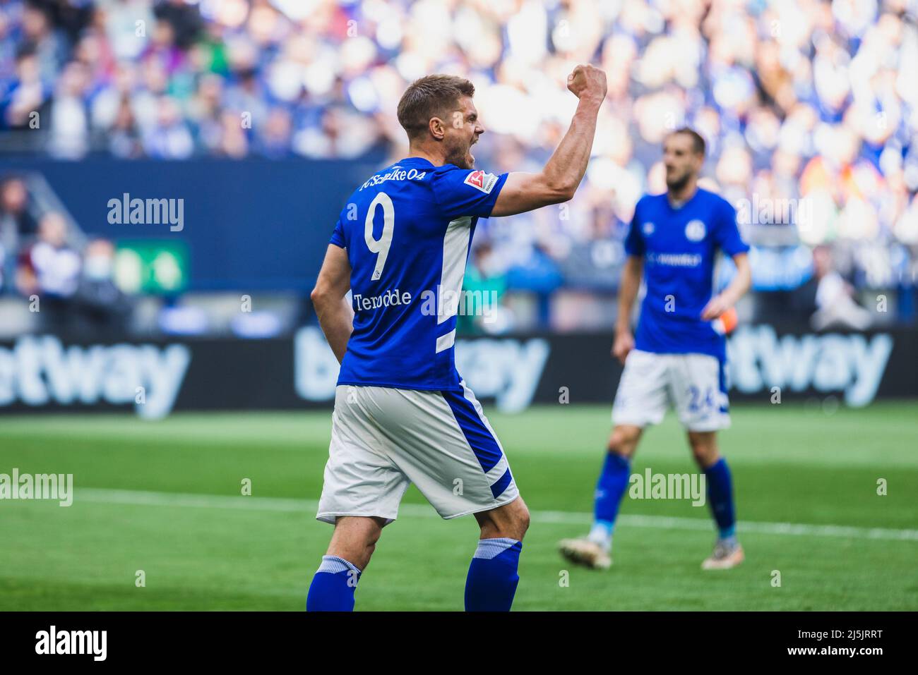 Gelsenkirchen, Veltins-Arena, 23.04.22: Simon Terodde (Schalke) jubelt im Spiel der 2.Bundesliga FC Schalke 04 gegen SV Werder Bremen. Foto: pressefoto Stockfoto