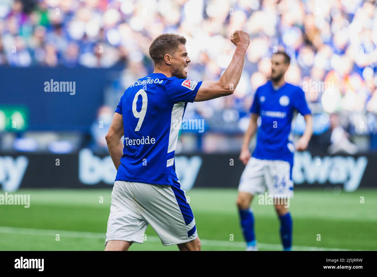 Gelsenkirchen, Veltins-Arena, 23.04.22: Simon Terodde (Schalke) jubelt im Spiel der 2.Bundesliga FC Schalke 04 gegen SV Werder Bremen. Foto: pressefoto Stockfoto