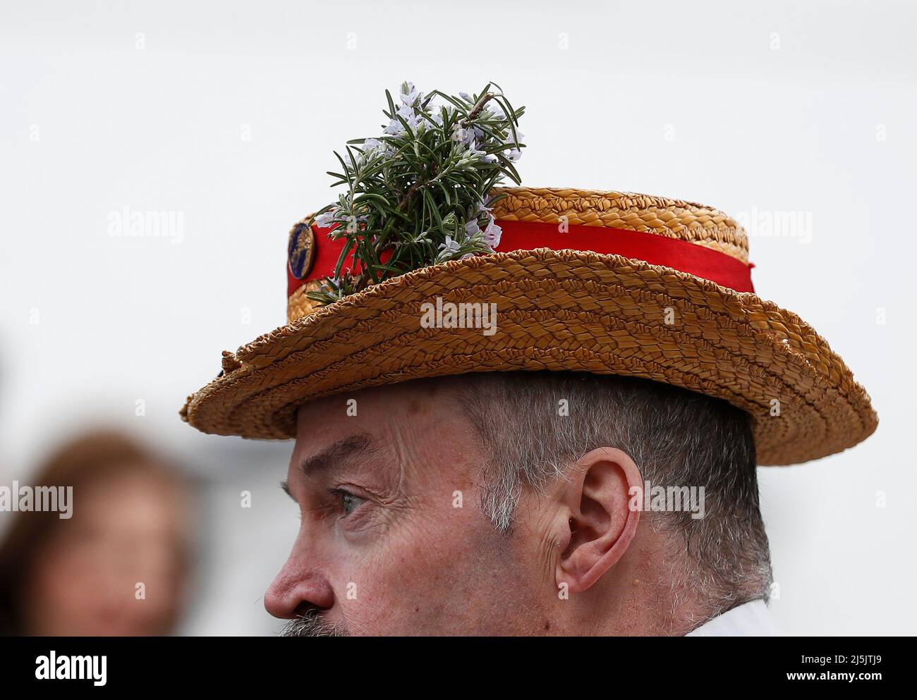 (220424) -- STRATFORD-UPON-AVON, 24. April 2022 (Xinhua) -- Ein Darsteller nimmt an einer Parade zur Feier des 458.. Geburtstages von William Shakespeare in Stratford-upon-Avon, Großbritannien, am 23. April 2022 Teil. Über 1.000 Menschen versammelten sich in Stratford-upon-Avon, der Heimatstadt von William Shakespeare, um am Samstag den 458.. Geburtstag des britischen Dramatikers zu feiern. (Xinhua/Han Yan) Stockfoto