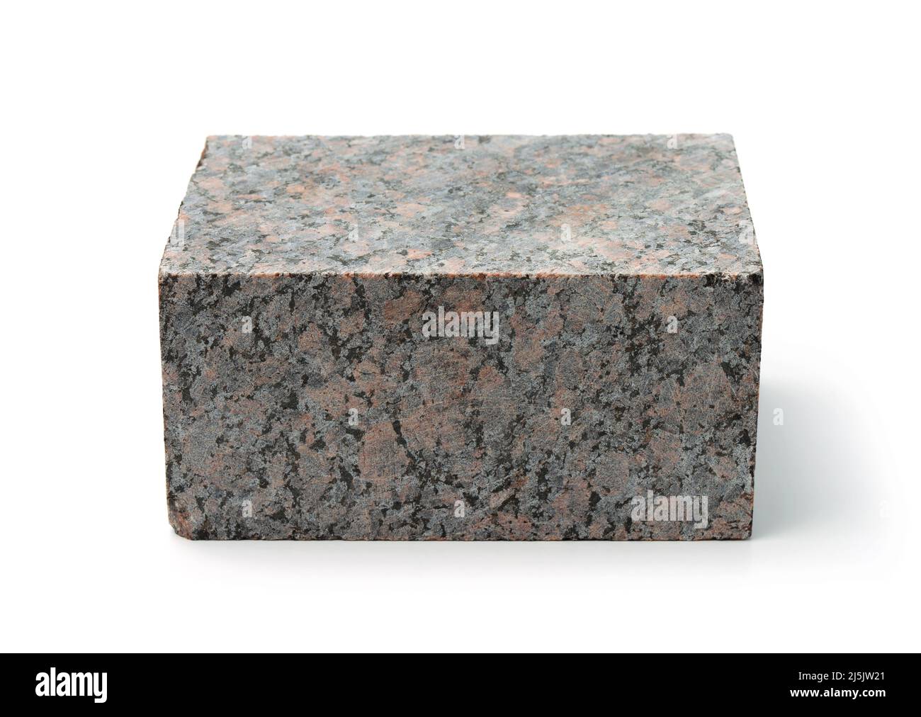 Vorderansicht des natürlichen, unpolierten Granitblocks, isoliert auf Weiß Stockfoto
