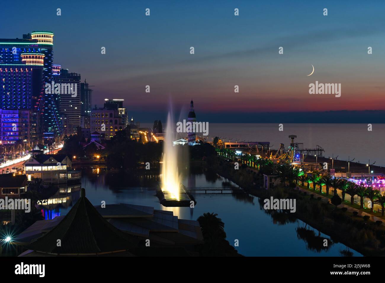 Luftaufnahme des neuen Boulevards von Batumi bei Nacht. Adjara Region, Georgien Stockfoto