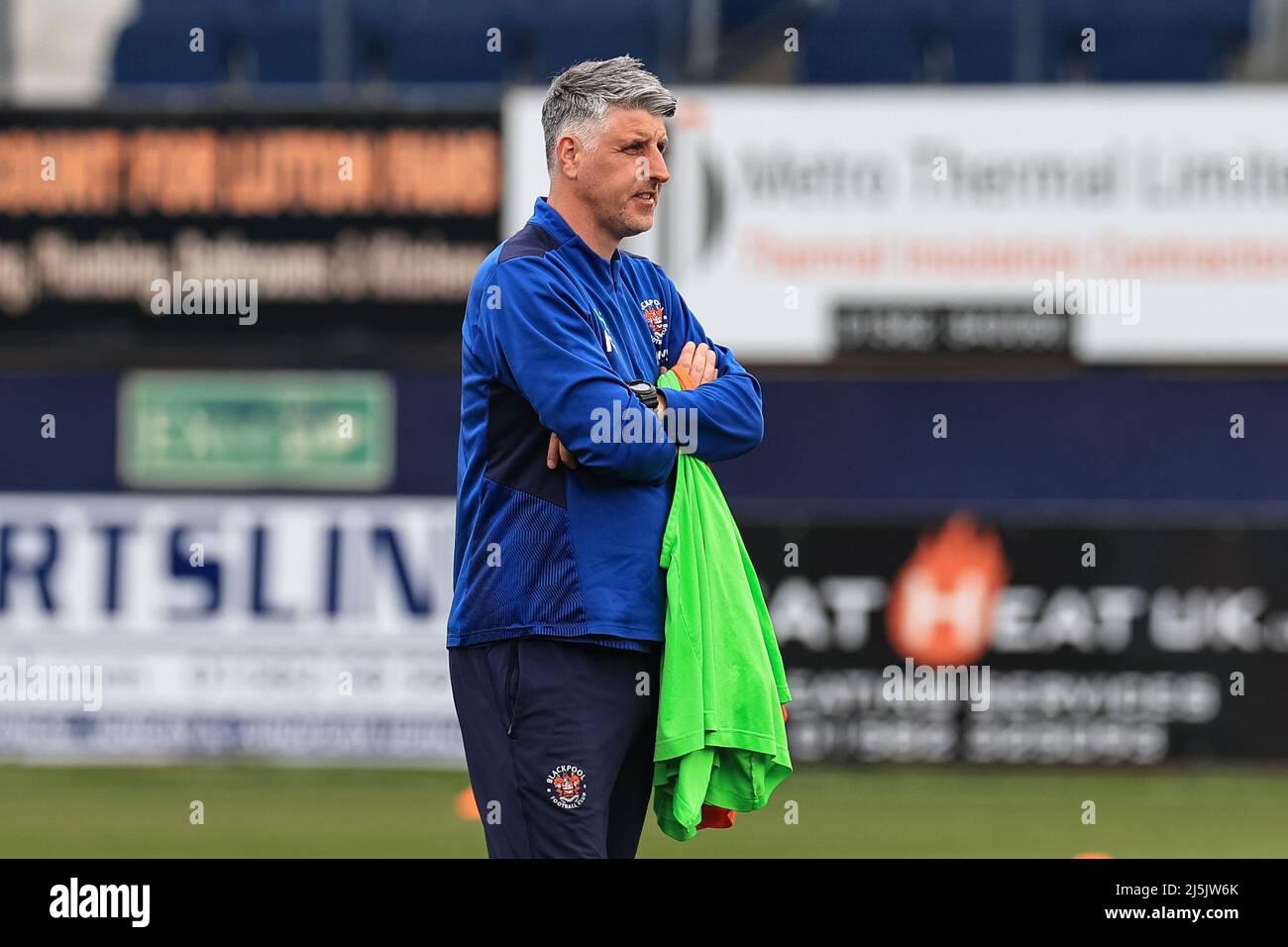 Mike Garrity Assistant Head Coach von Blackpool während der Aufwärmphase vor dem Spiel in Luton, Großbritannien am 4/24/2022. (Foto von Mark Cosgrove/News Images/Sipa USA) Stockfoto