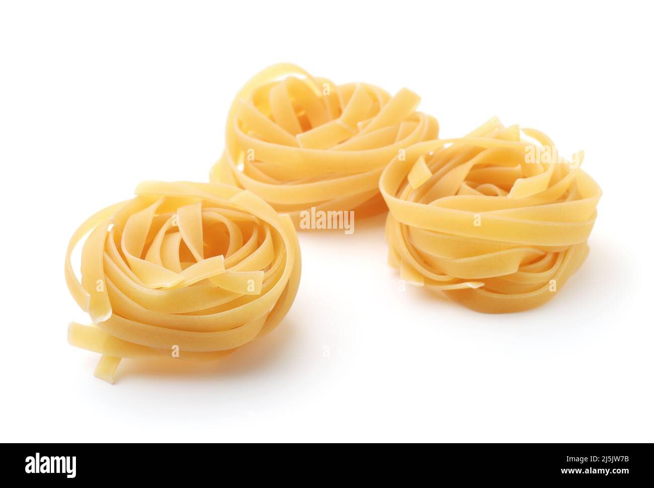 Drei ungekochte Tagliatelle Band Pasta Nester isoliert auf whit Stockfoto