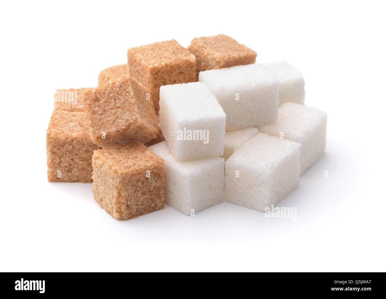 Haufen weißer und brauner Zuckerwürfel, isoliert auf Weiß Stockfoto